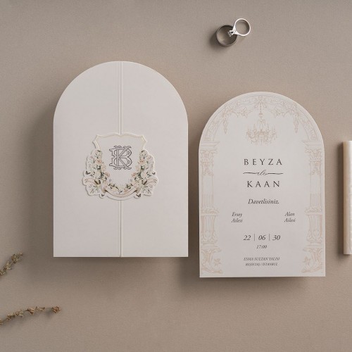 Oval Kesimli Çiçekli Monogram Detaylı Düğün Davetiyesi Oval Kesimli Çiçekli Monogram Detaylı Düğün Davetiyesi
